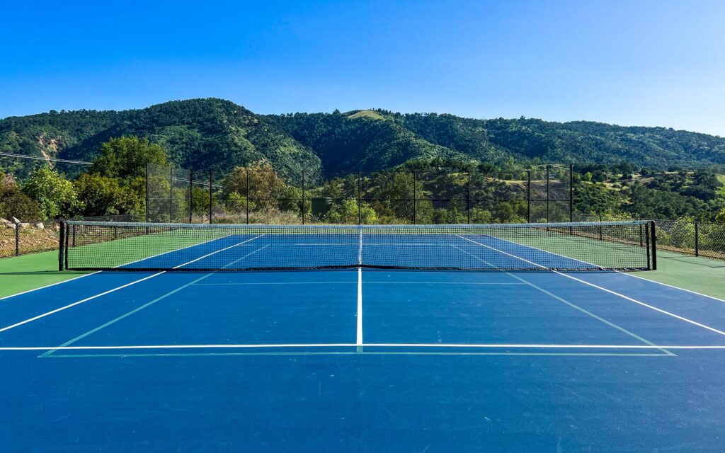 Visual comparison showing a 100 square meter area marked alongside half a standard tennis court.