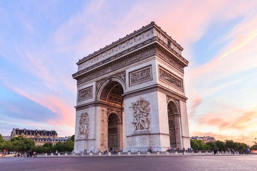 The Arc de Triomphe, 45 meters wide, illustrating a comparison to 40 meters.